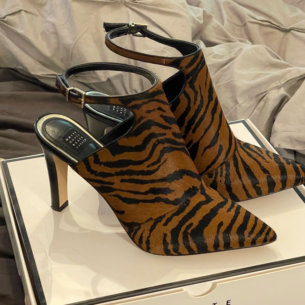 WHITE HOUSE BLACK MARKET Tiger/Leather Heel 8.5